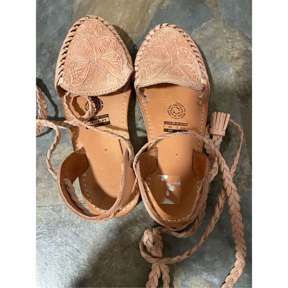 Unbranded Womens Tan Leather Butterfly Embellishment Sandals Size 6 - Picture 2 of 5